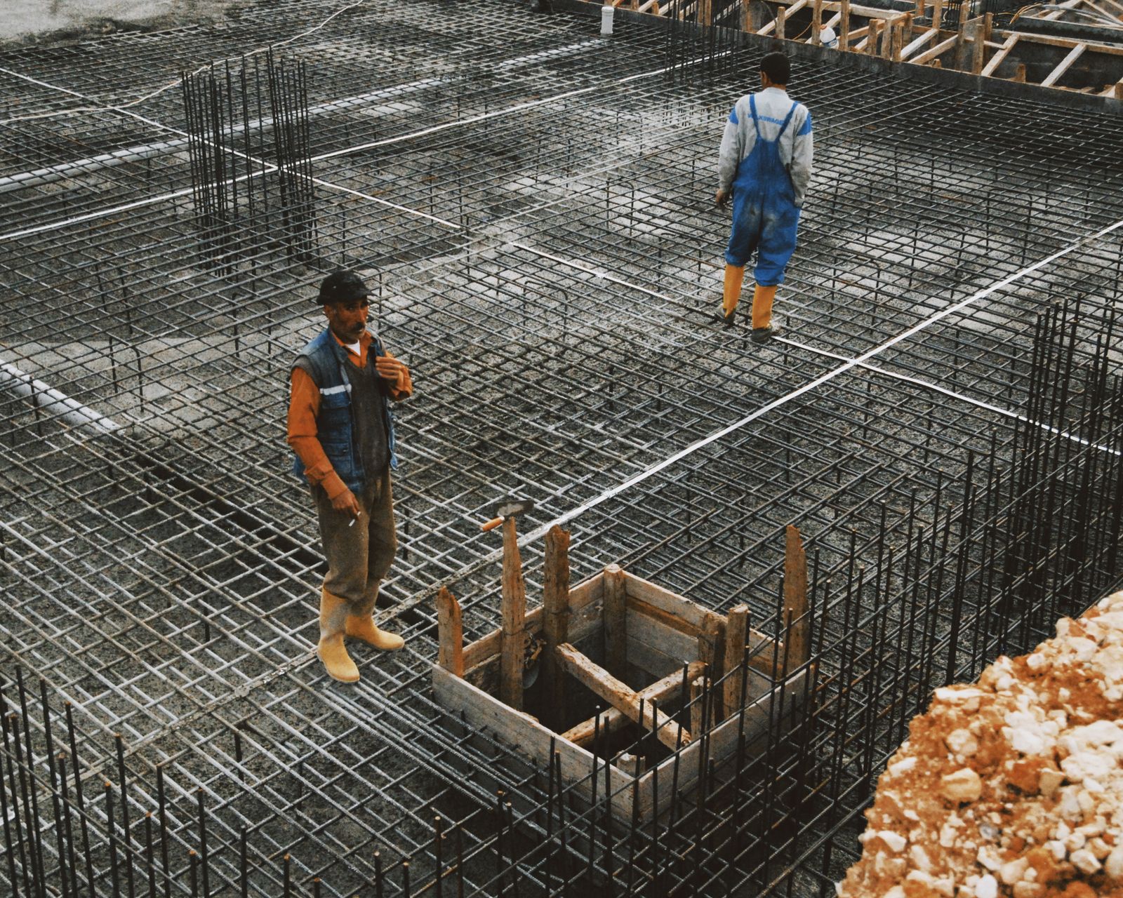 Bewehrung für ein Betonfundament auf einer Baustelle