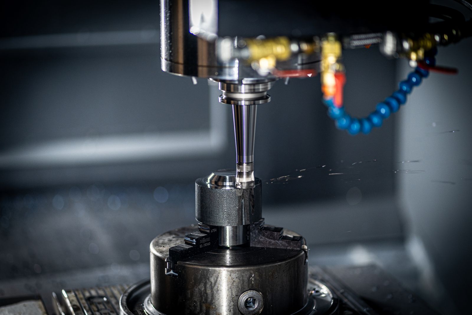 CNC-Maschine bei der Präzisionsbearbeitung