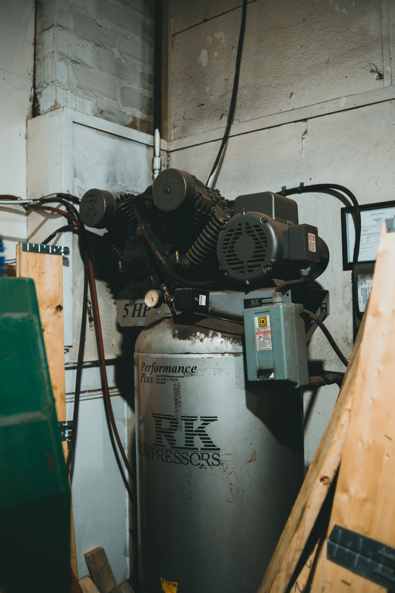 Industrieller Luftkompressor in einer Werkstatt