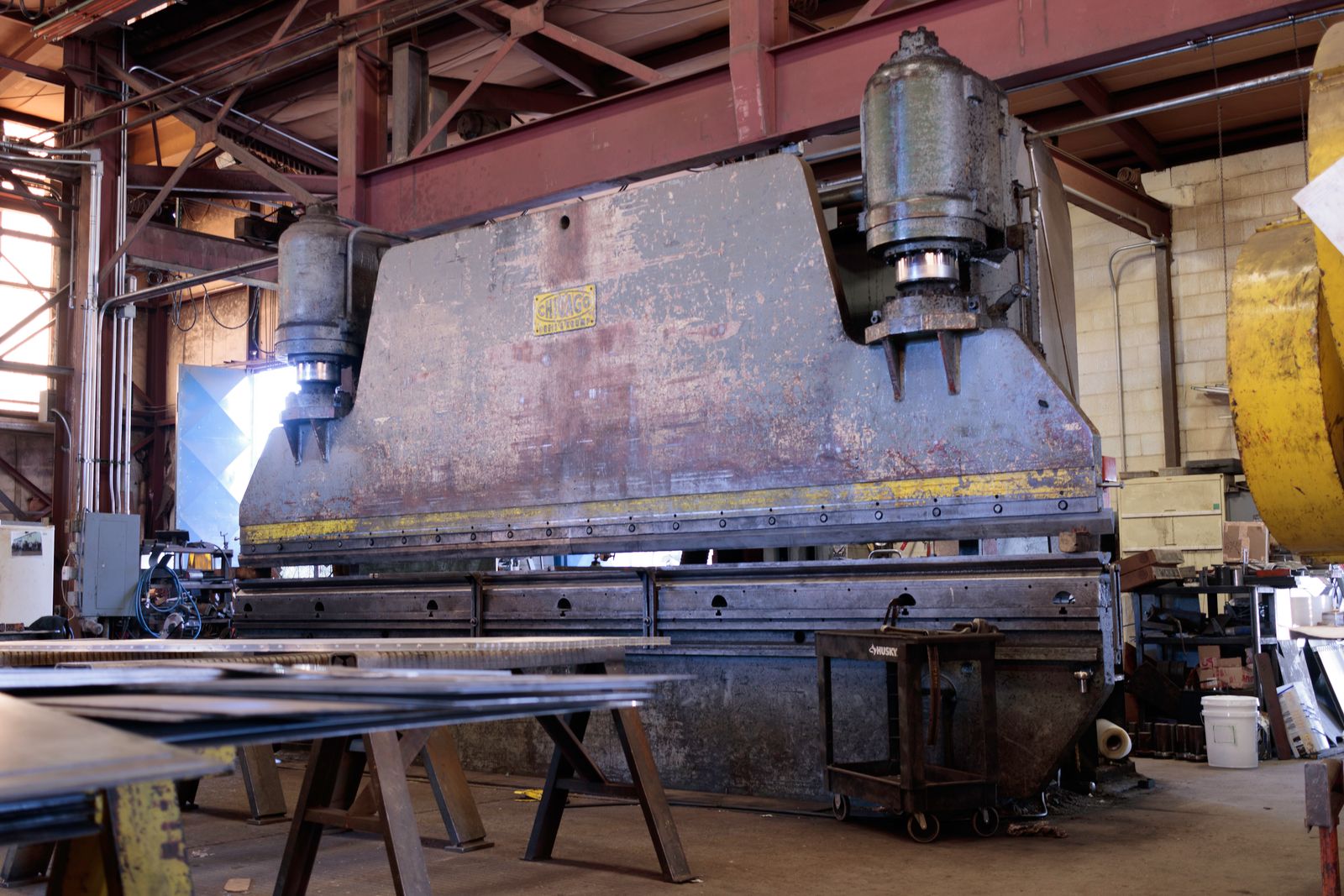 Schwere Metallpresse in einer Fabrikhalle