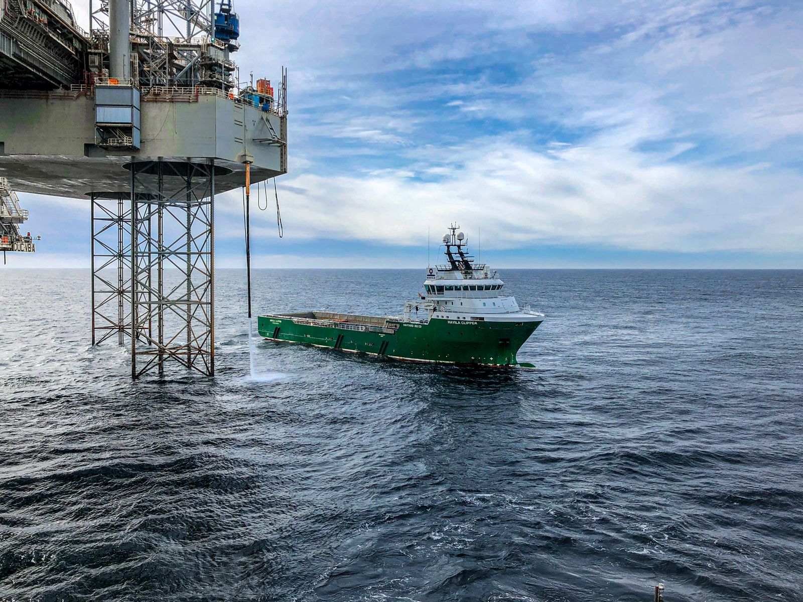 Versorgungsschiff an einer Offshore-Plattform