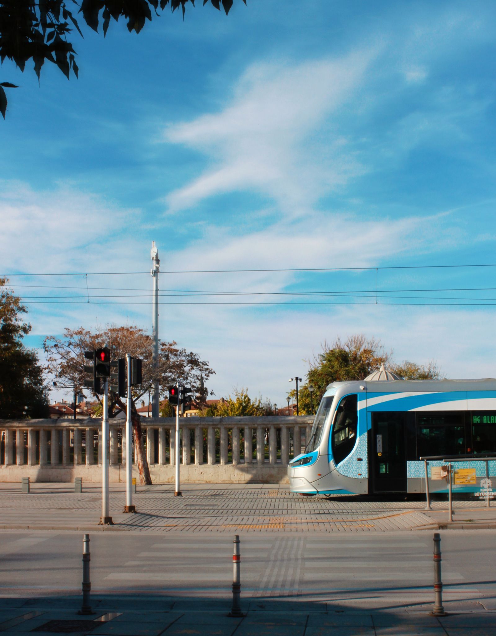 Moderne Straßenbahn im Stadtgebiet